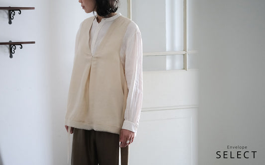 装いに大人っぽさを添えるシルクベスト