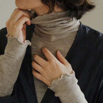me.／merino washable wool タートルネック