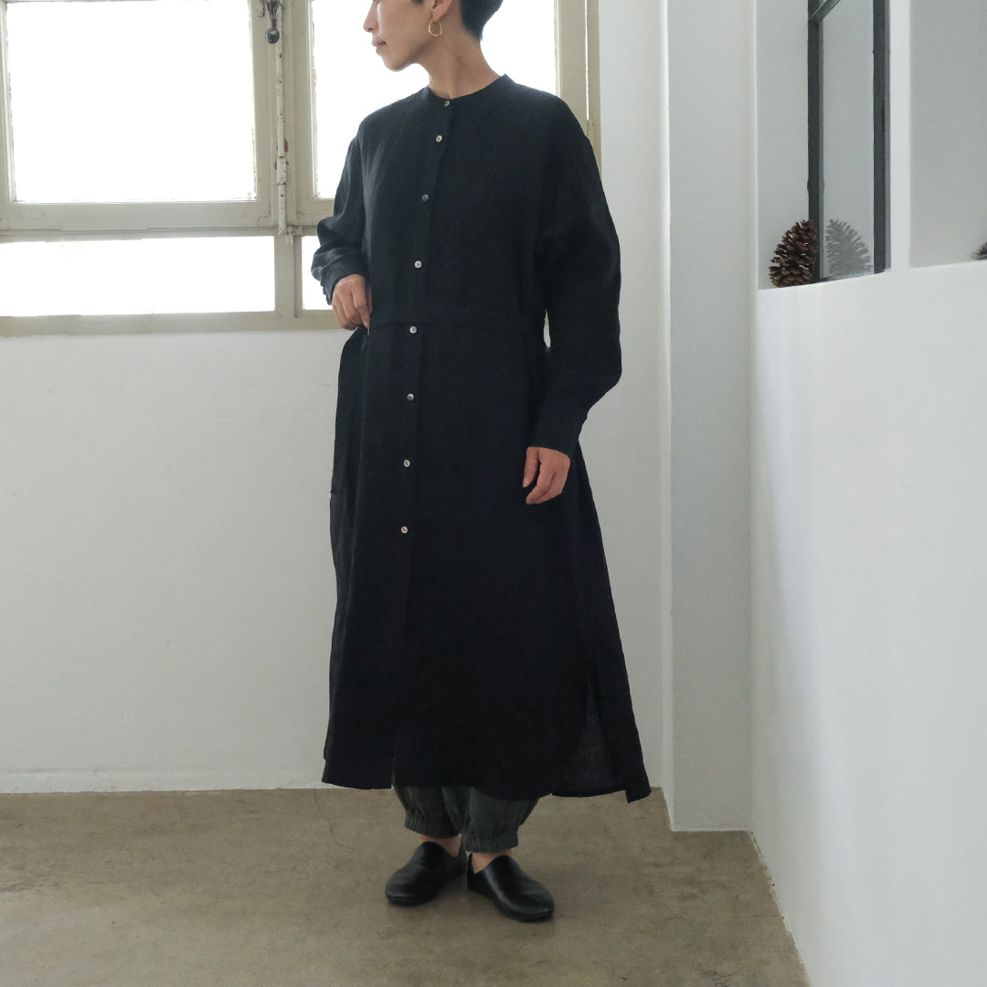 SALUÉ／バンドカラー長袖シャツドレス／ミッドウェイトリネン