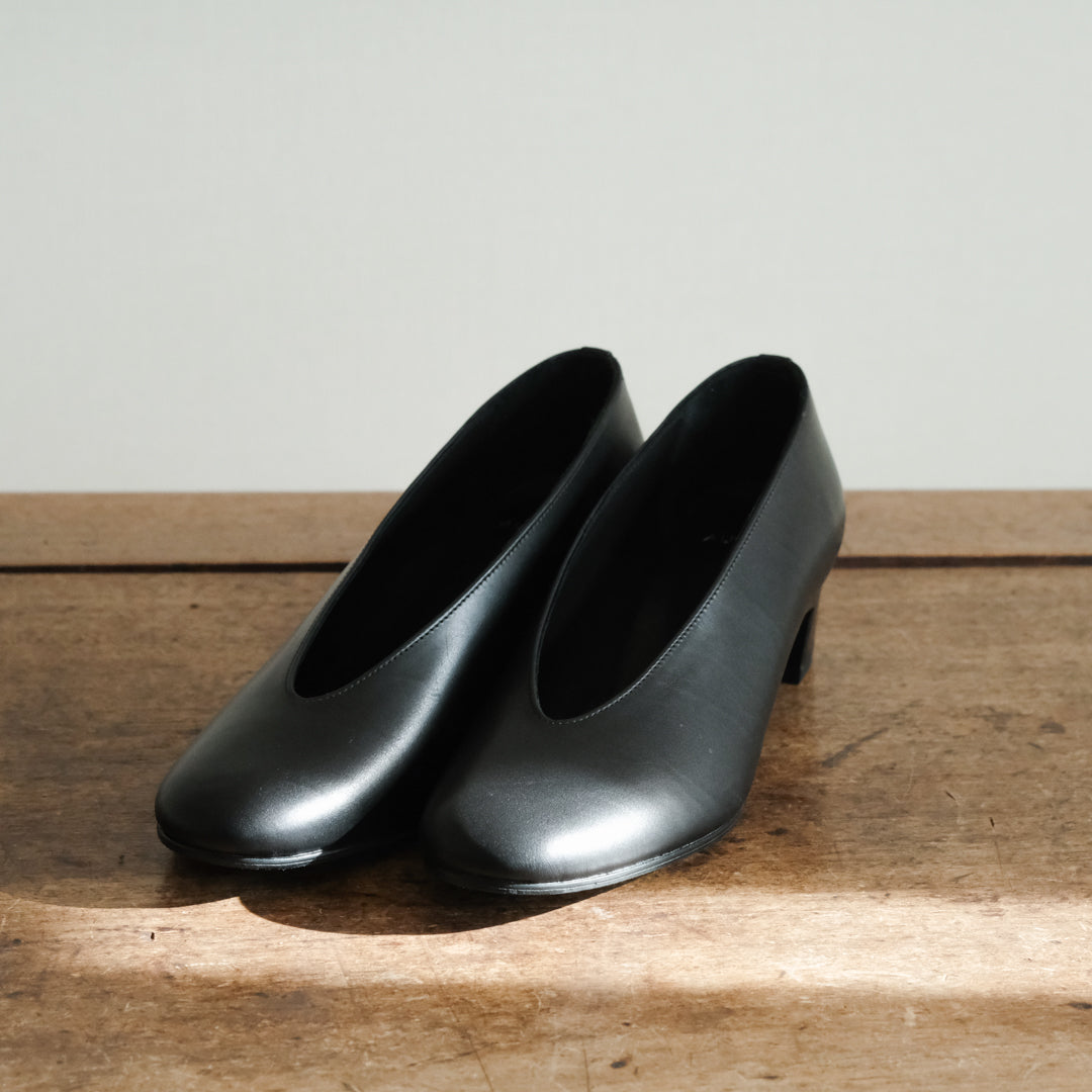 AUTTAA／Soft low cut pumps black