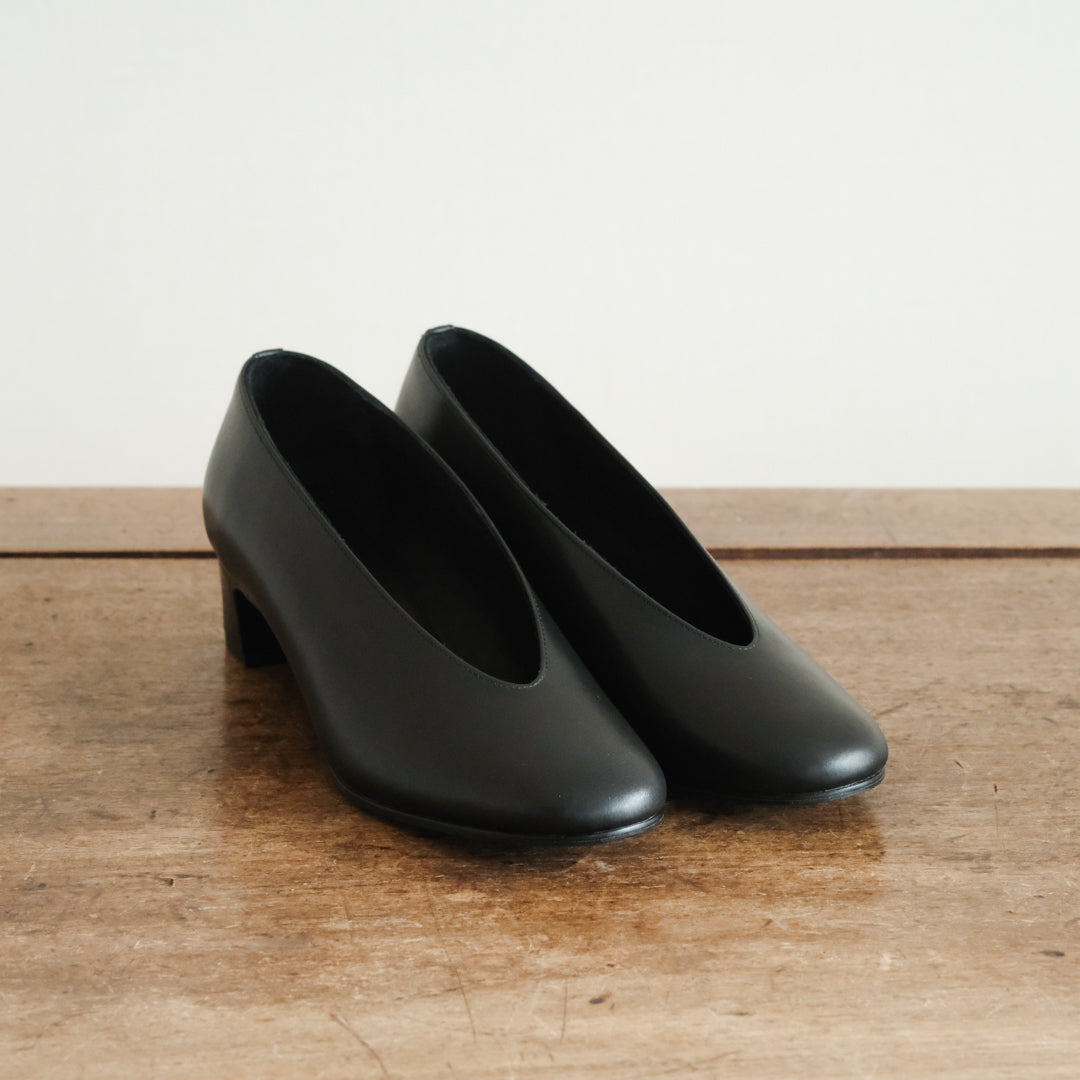 AUTTAA／Soft low cut pumps black