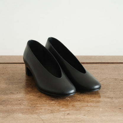 AUTTAA／Soft low cut pumps black