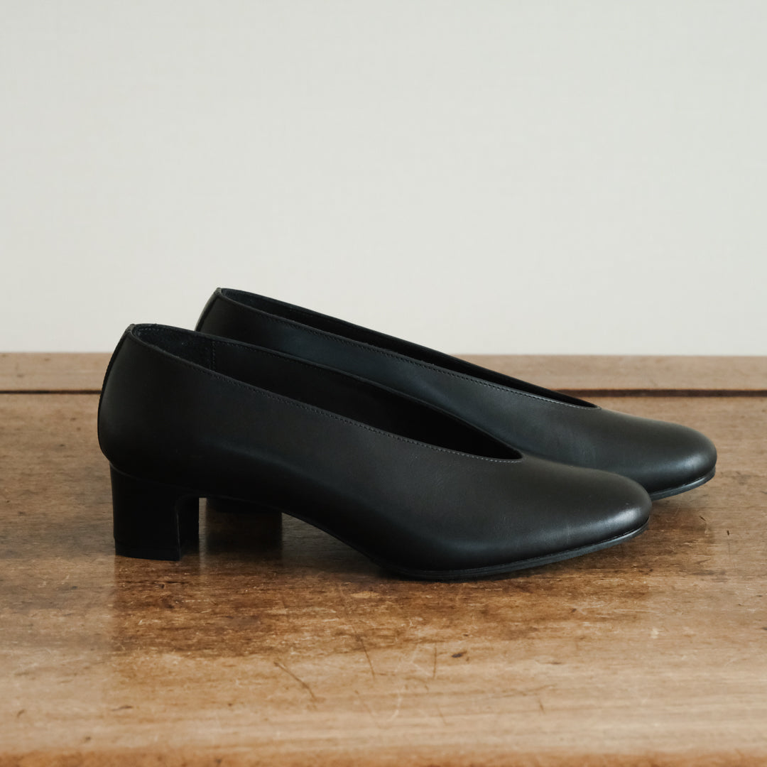 AUTTAA／Soft low cut pumps black