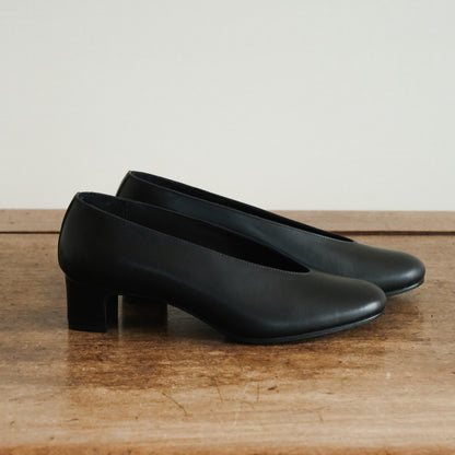 AUTTAA／Soft low cut pumps black