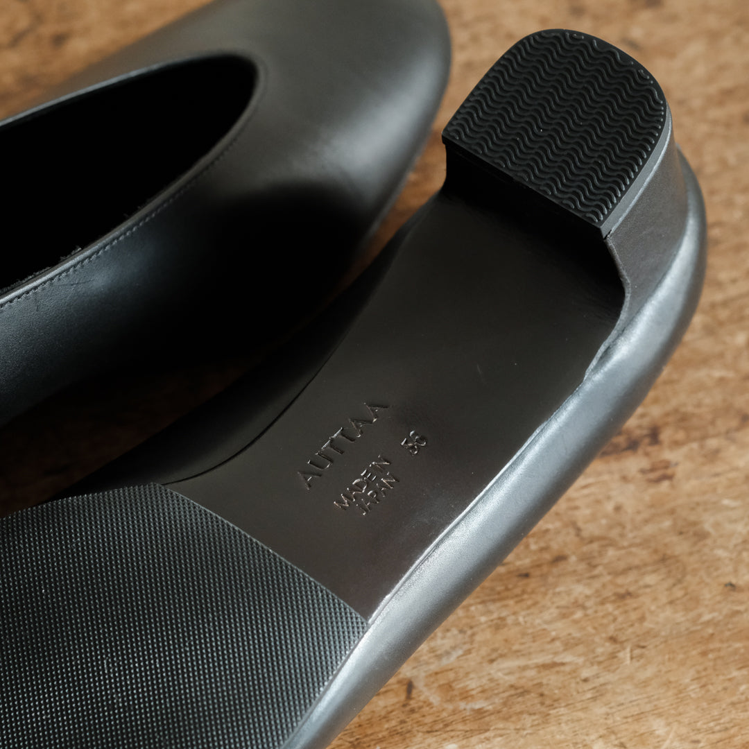AUTTAA／Soft low cut pumps black