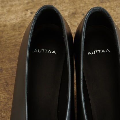 AUTTAA／Soft low cut pumps black