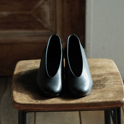AUTTAA／Soft low cut pumps black