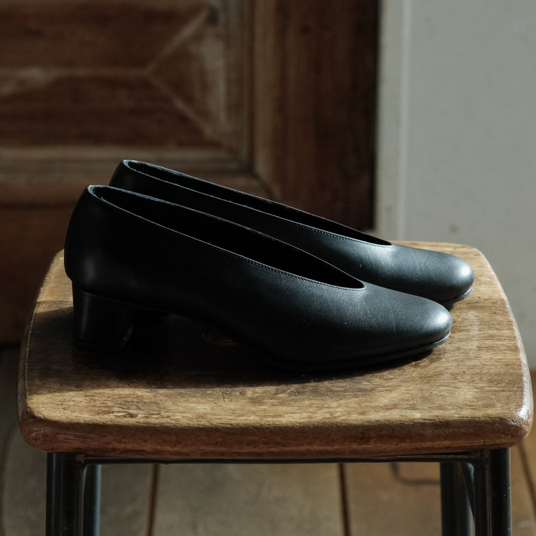 AUTTAA／Soft low cut pumps black