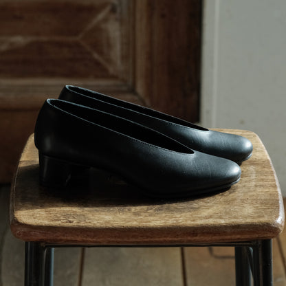 AUTTAA／Soft low cut pumps black