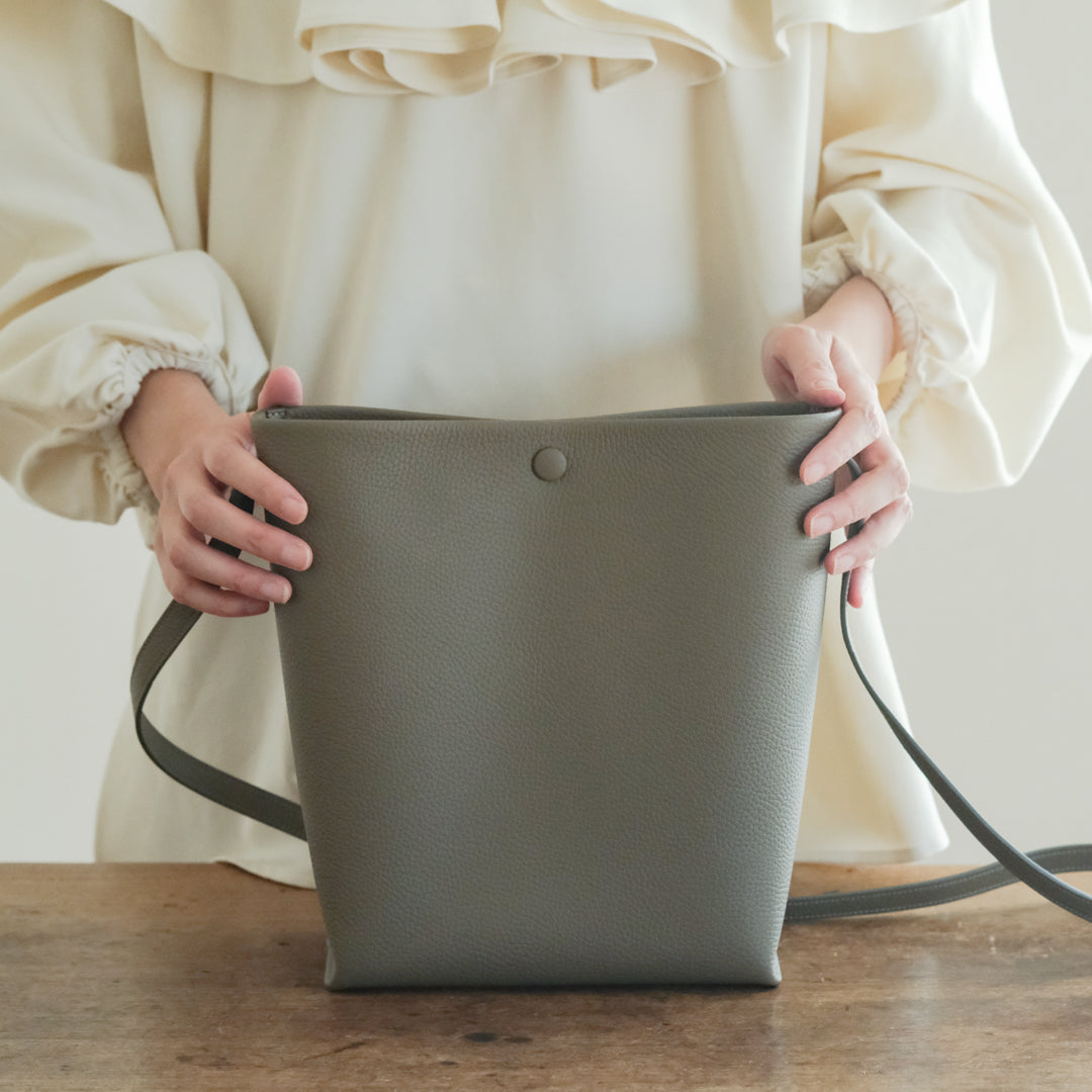 STUDIO LA CAUSE／【受注商品】包みホックショルダーBG129 EM