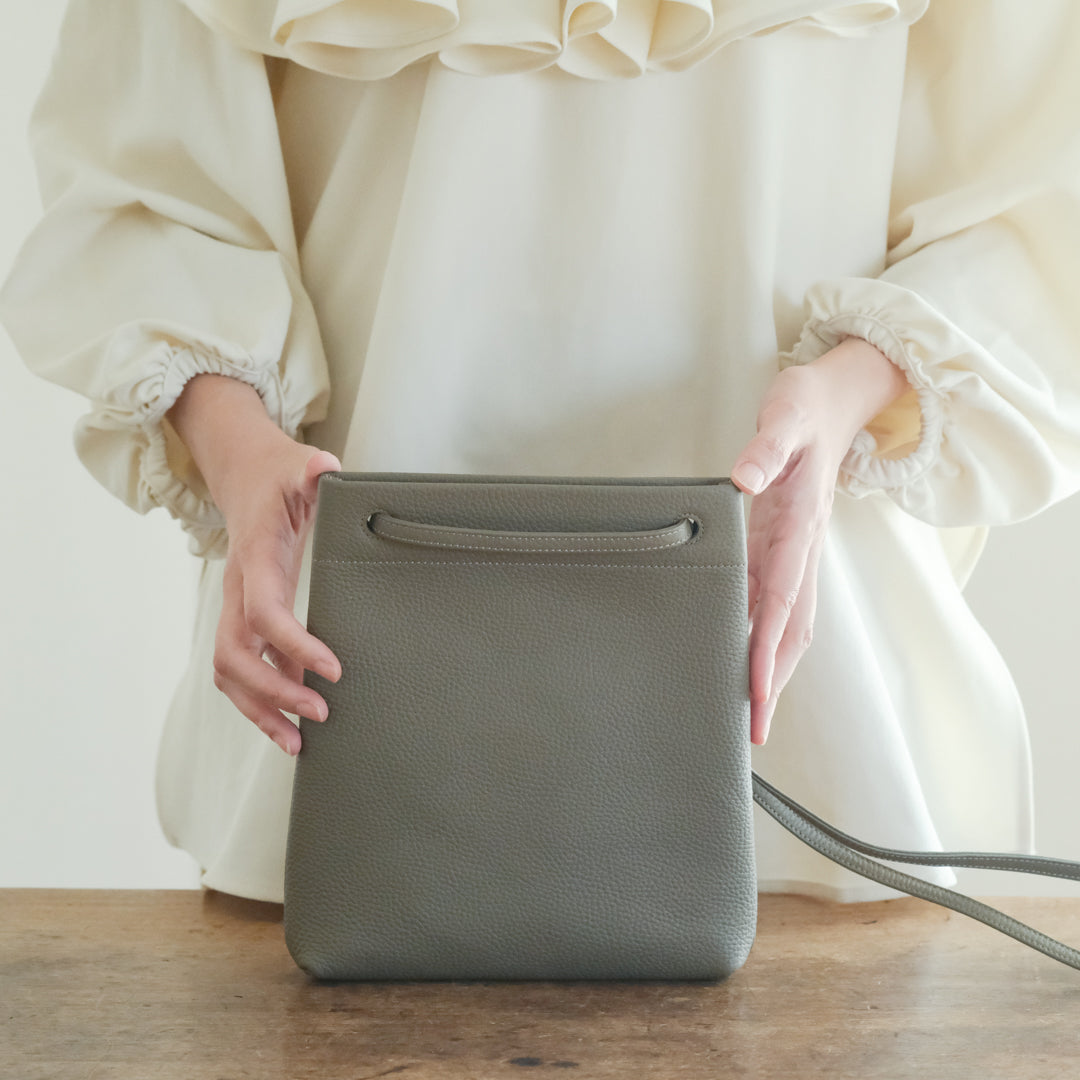 STUDIO LA CAUSE／【受注商品】タテ型サコッシュBG127 EM