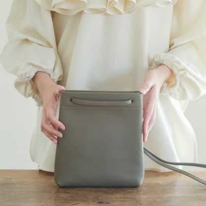 STUDIO LA CAUSE／【受注商品】タテ型サコッシュBG127 EM