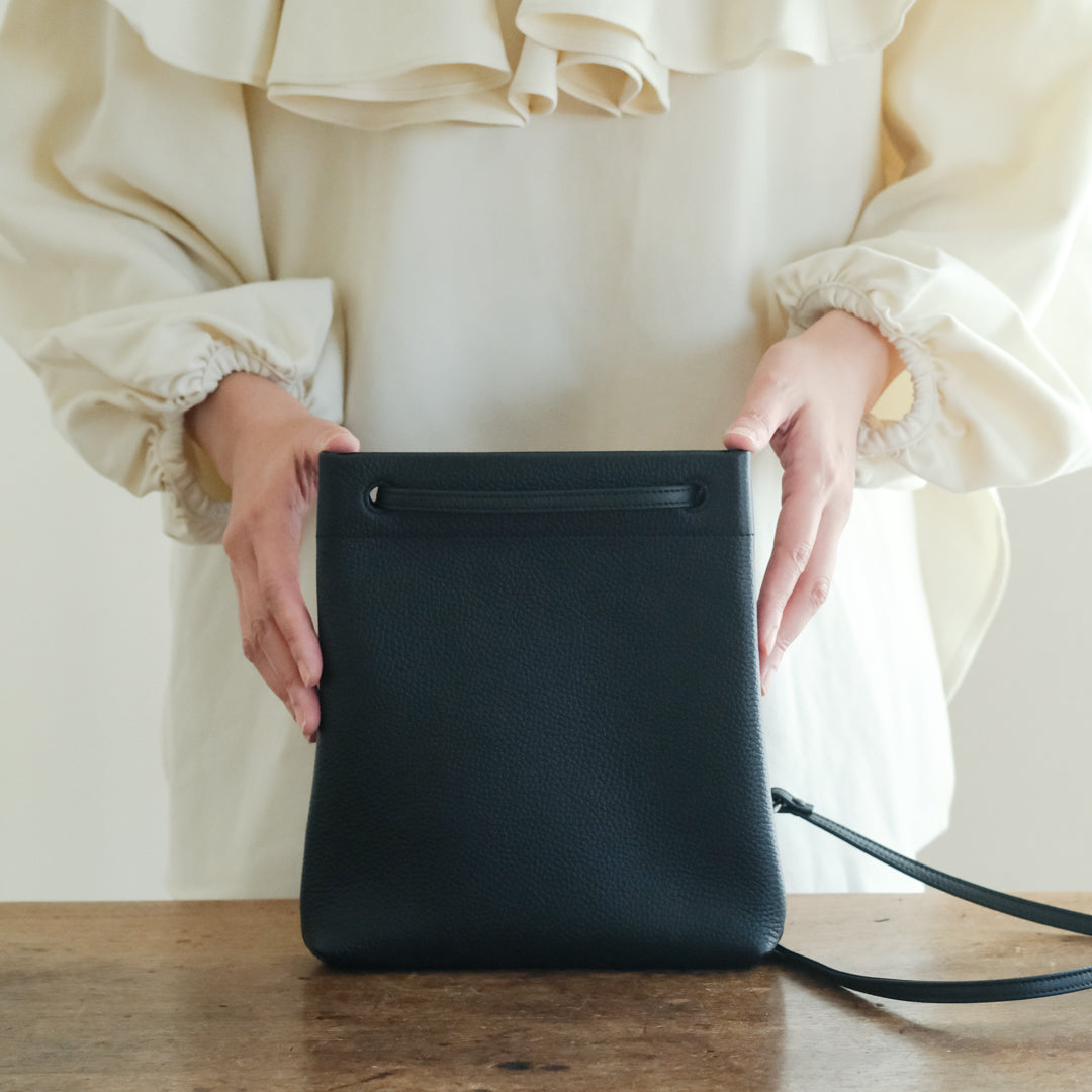 STUDIO LA CAUSE／【受注商品】タテ型サコッシュBG127 EM