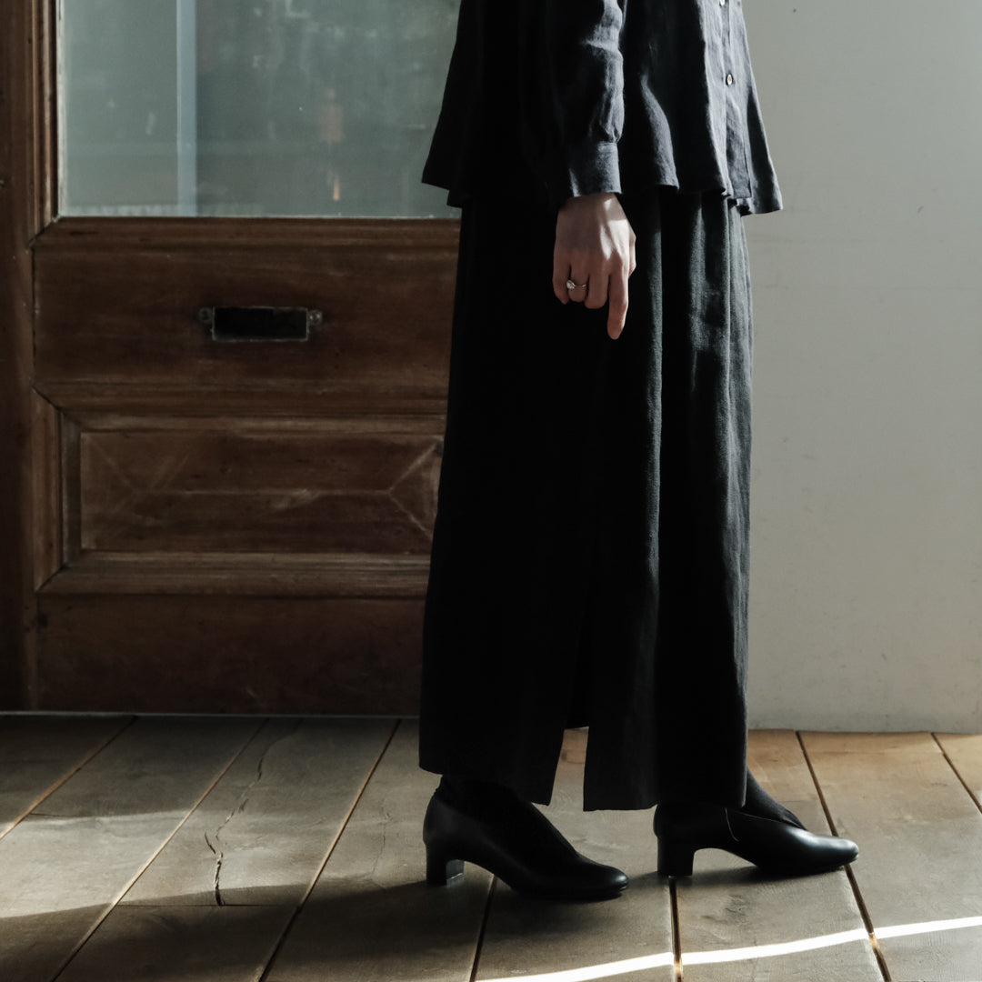 AUTTAA／Soft low cut pumps black