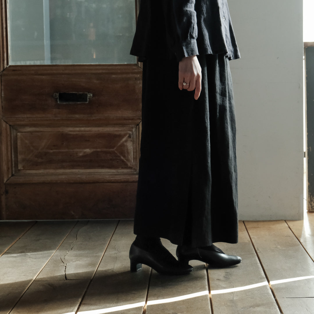 AUTTAA／Soft low cut pumps black