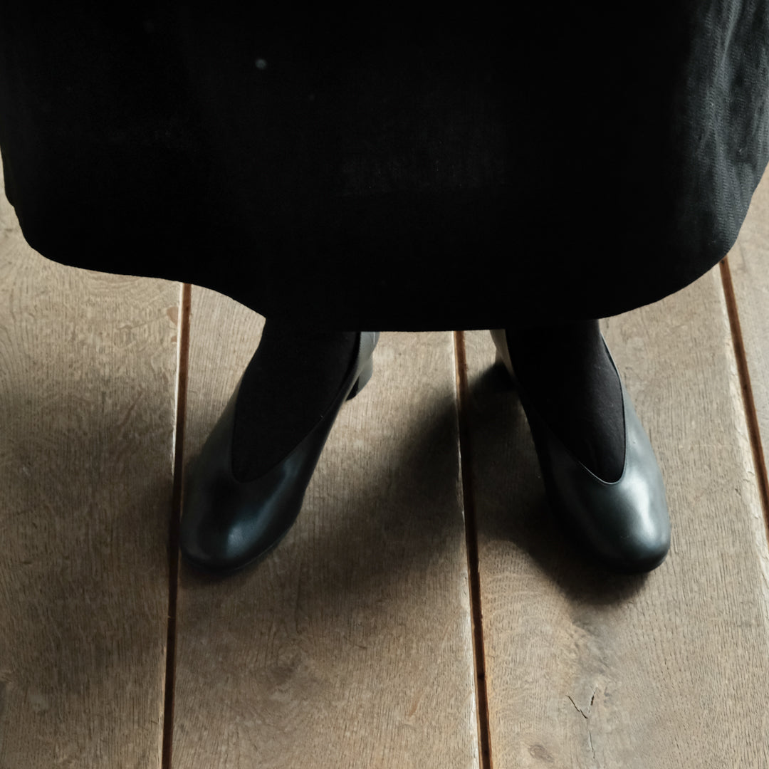 AUTTAA／Soft low cut pumps black