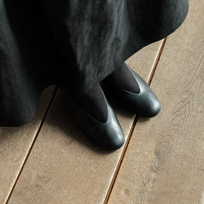AUTTAA／Soft low cut pumps black