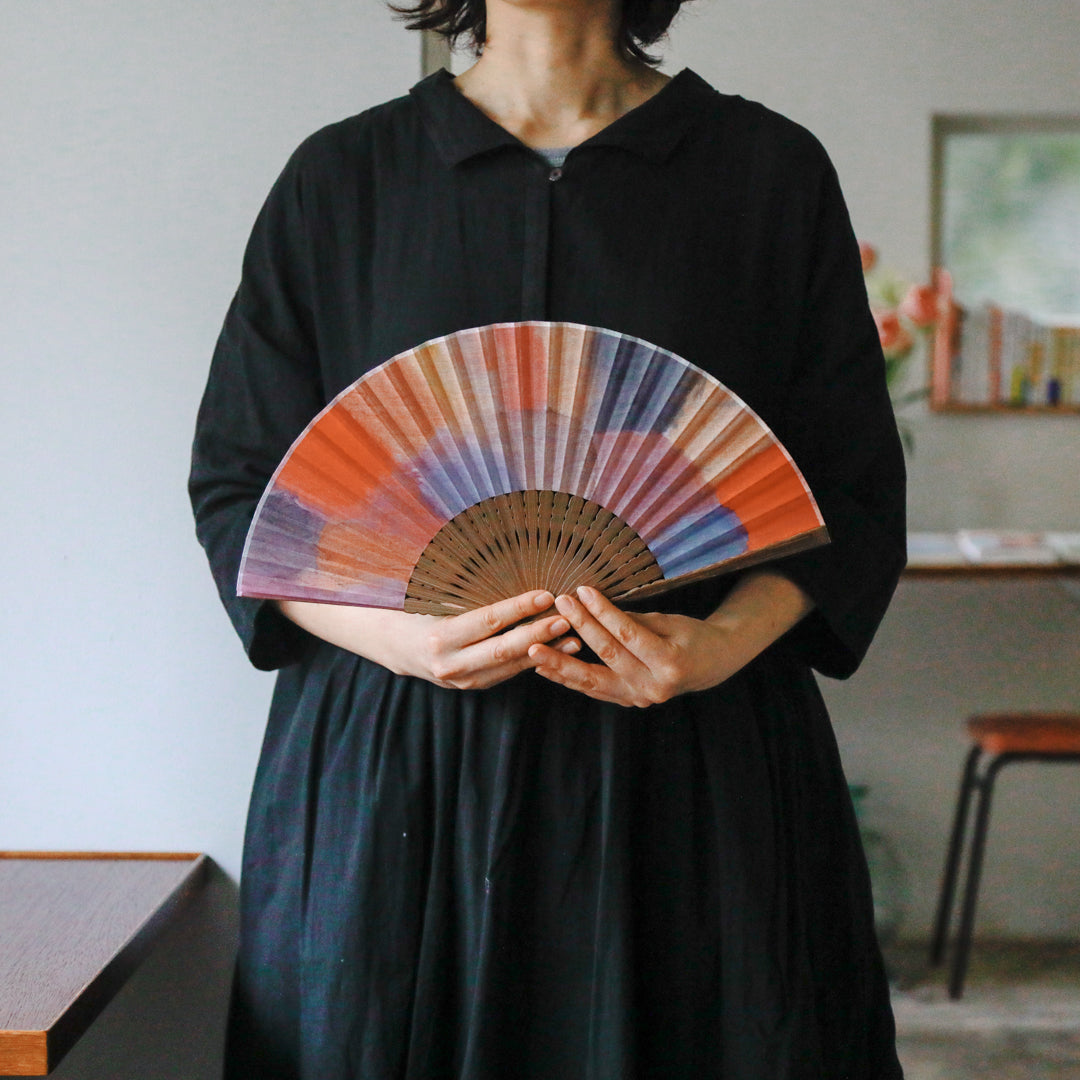 淡いピンクやクリーム色が幕開けのように輝く一作