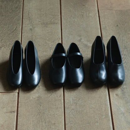 AUTTAA／Soft low cut pumps black