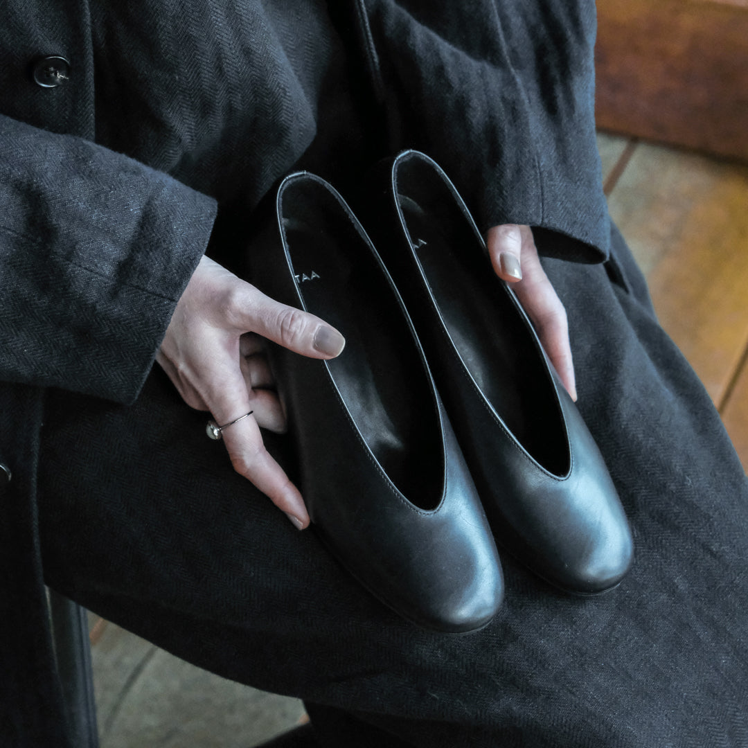AUTTAA／Soft low cut pumps black