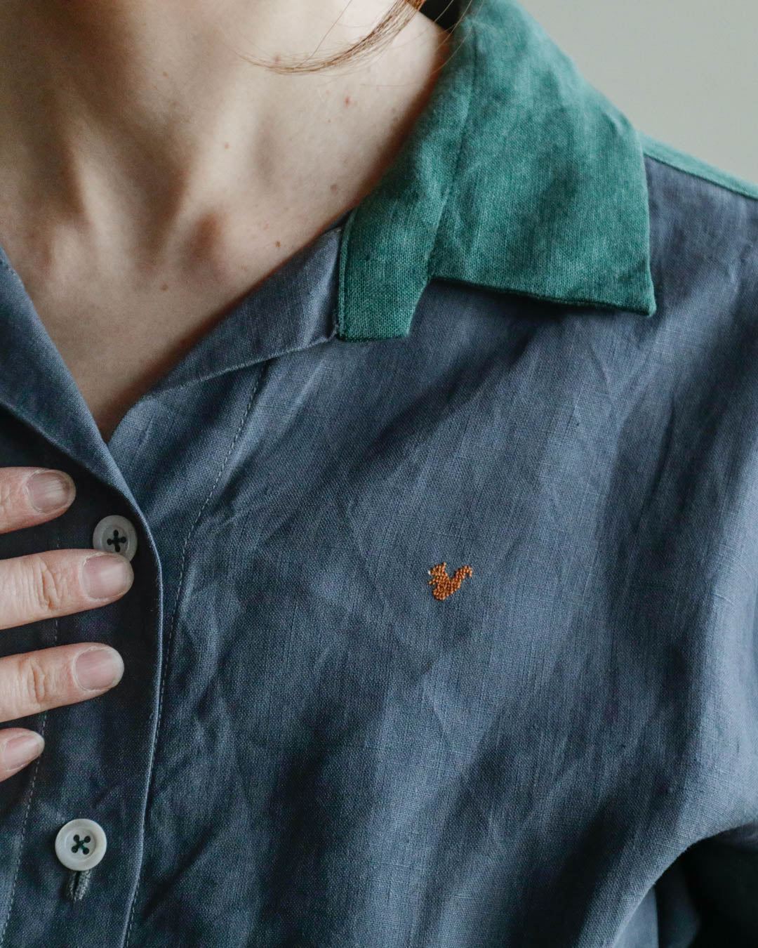 胸元にはリスの刺繍