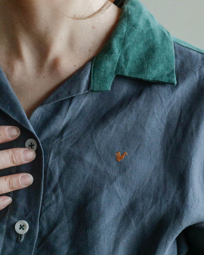 胸元にはリスの刺繍