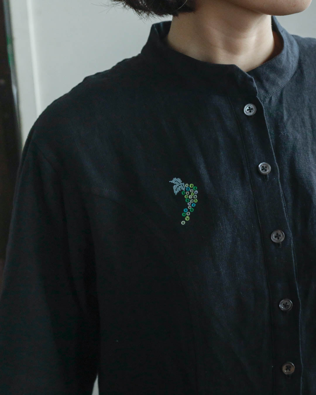 胸元には葡萄の刺繡