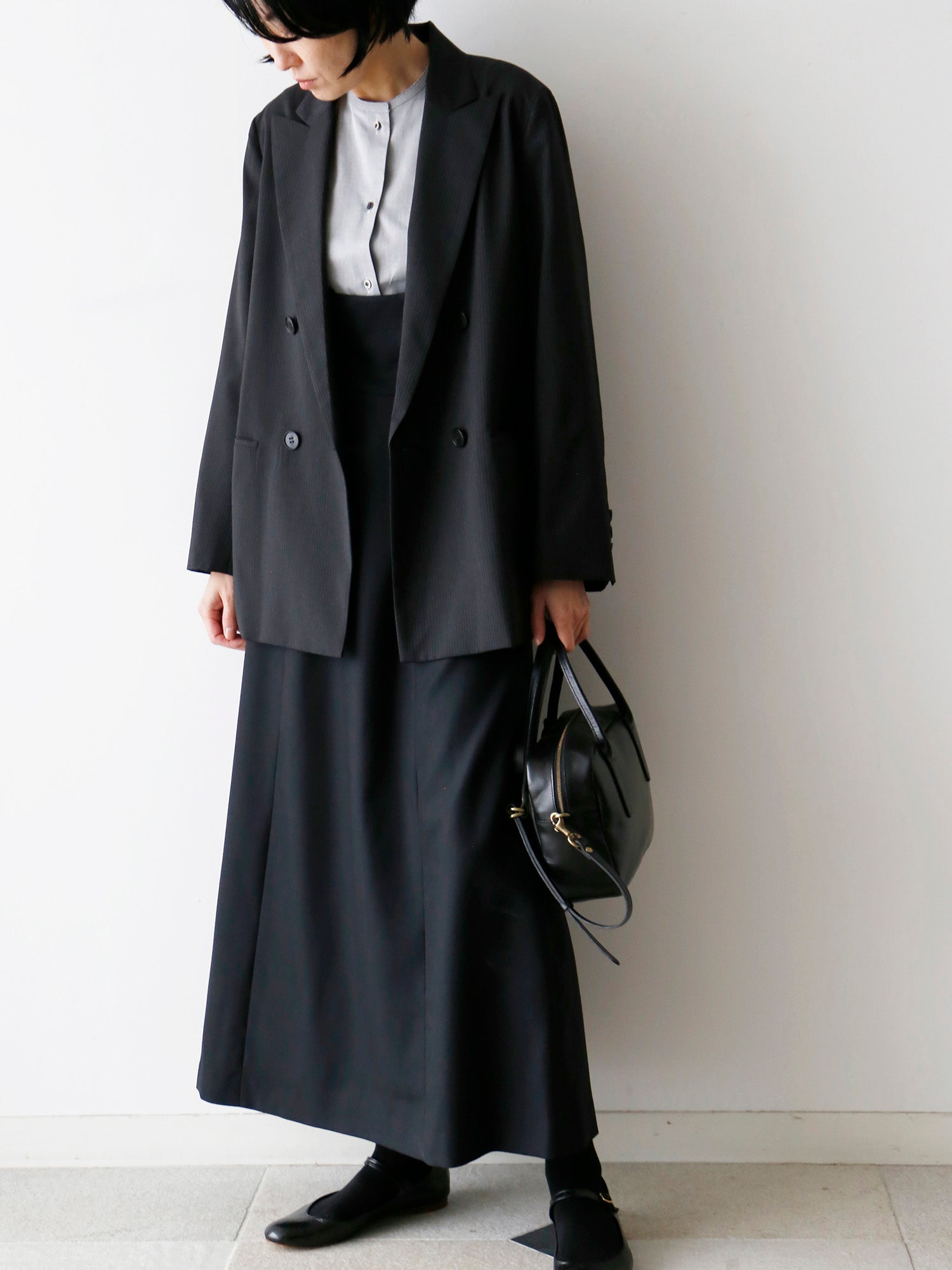 ブラウス：ドニーズ、ジャケット：ヴィクトール