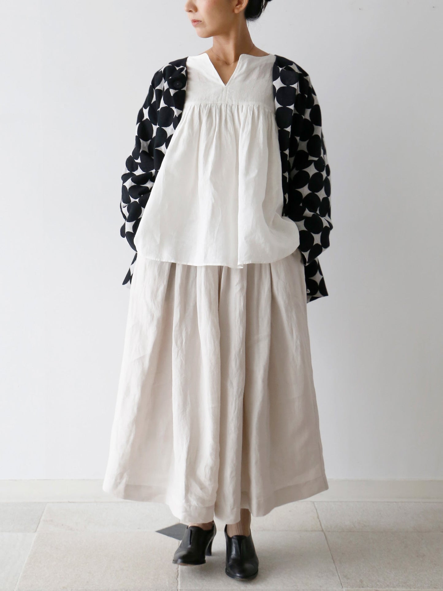 ジャケット：ダフナ、ブラウス：エミリン<br>靴下：ショーセット・ココ（身長153cm）