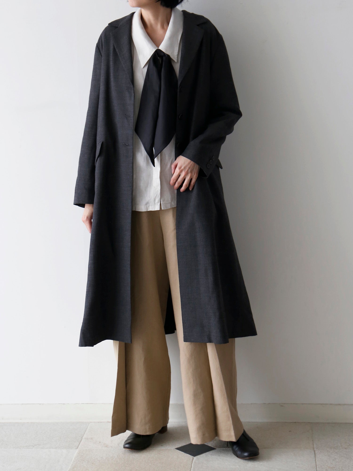 ブラウス：ウラリー、パンツ：コリー / ベージュ（モデル身長166cm）