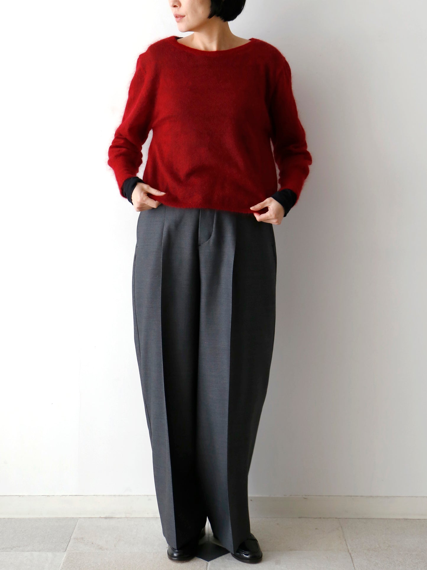 カットソー：HÉRNI No.30 ロングスリーブ、ニット：ダリア（モデル身長166cm）