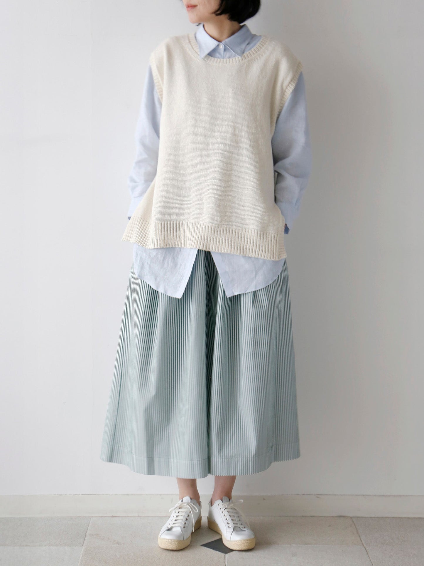 シャツ：私物<br>パンツ：フェルナンド（モデル身長166cm）