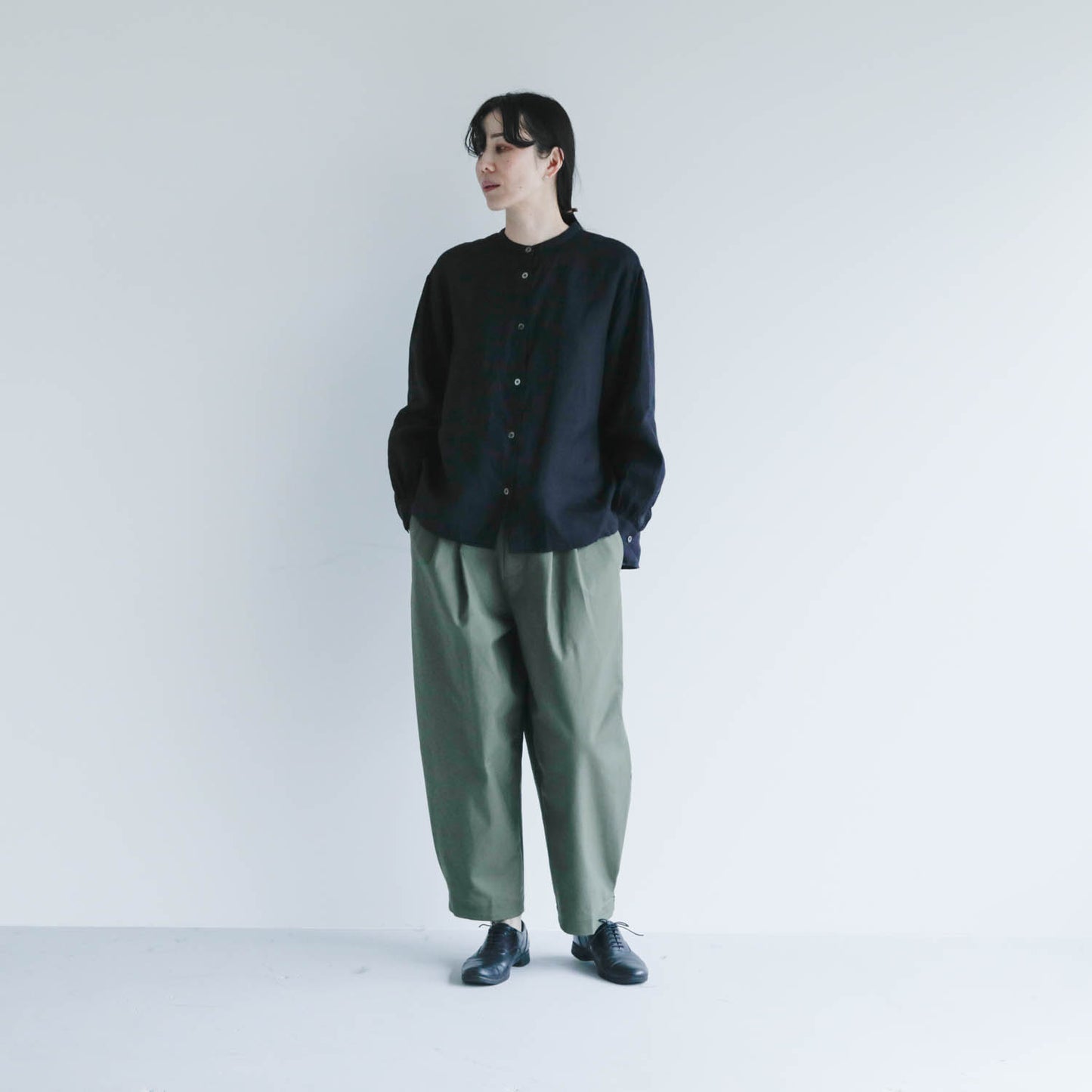SALUÉ／バンドカラーギャザーシャツ／ライトウェイトリネン