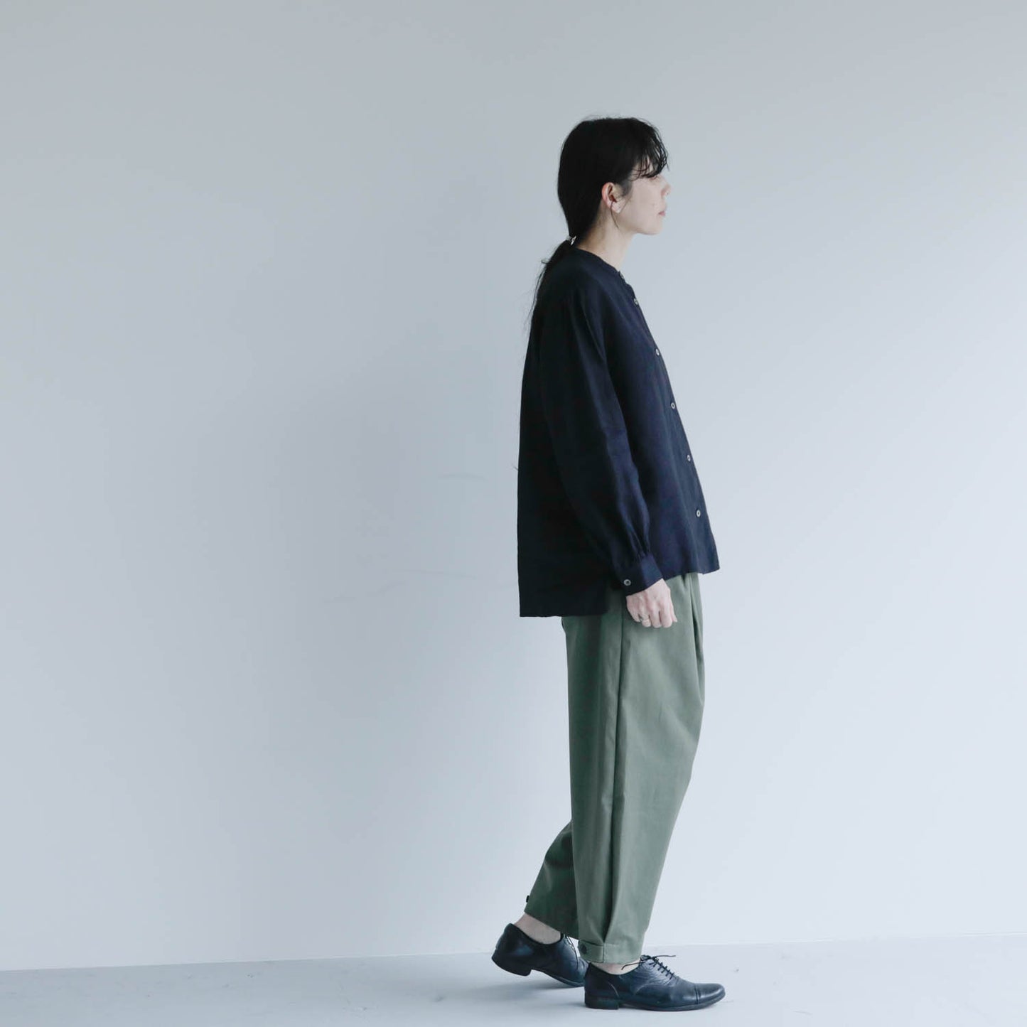 SALUÉ／バンドカラーギャザーシャツ／ライトウェイトリネン