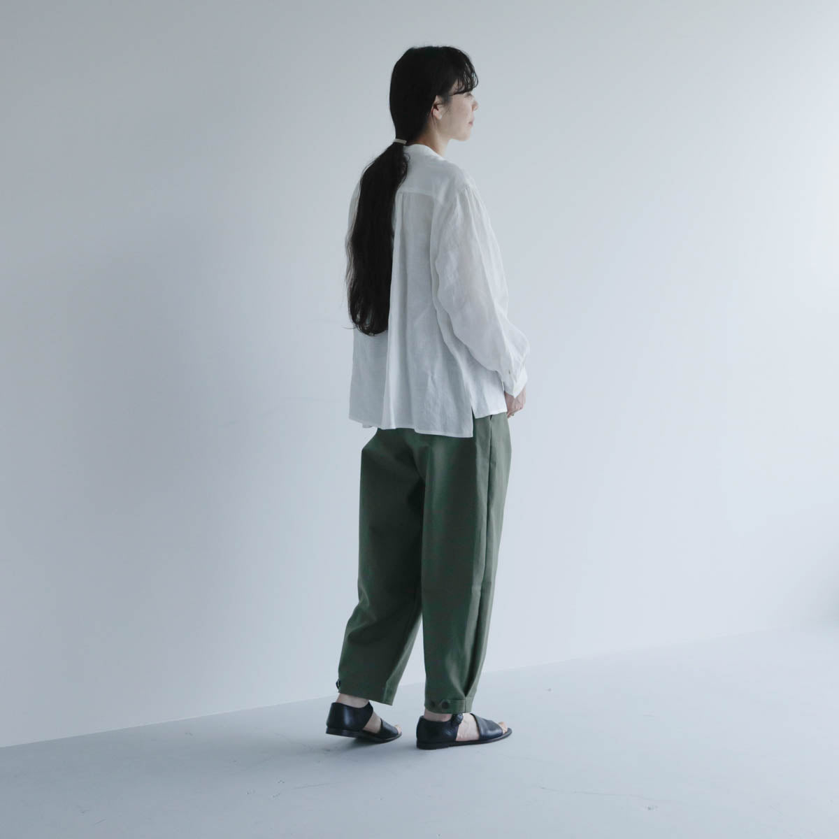 SALUÉ／バンドカラーギャザーシャツ／ライトウェイトリネン