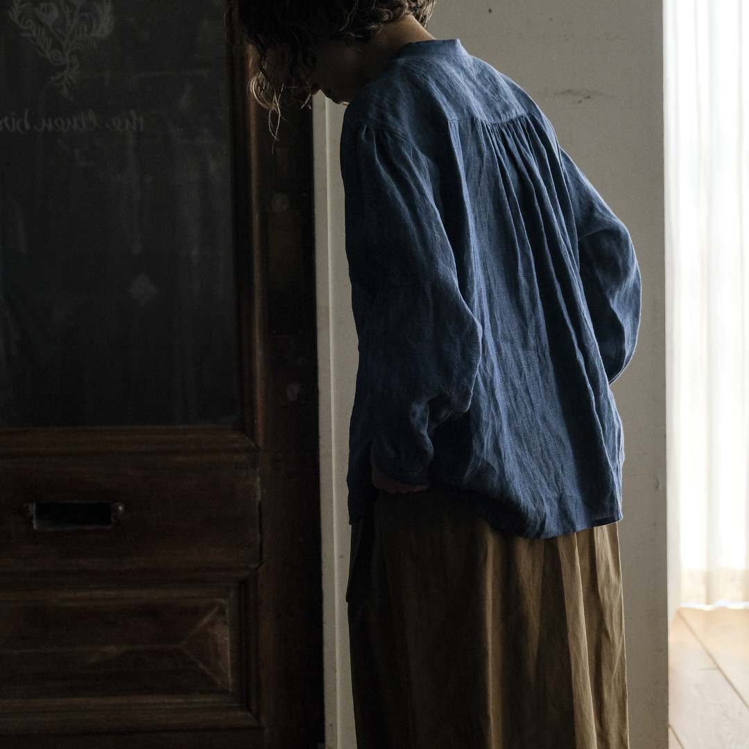 SALUÉ／バンドカラーギャザーシャツ／ライトウェイトリネン