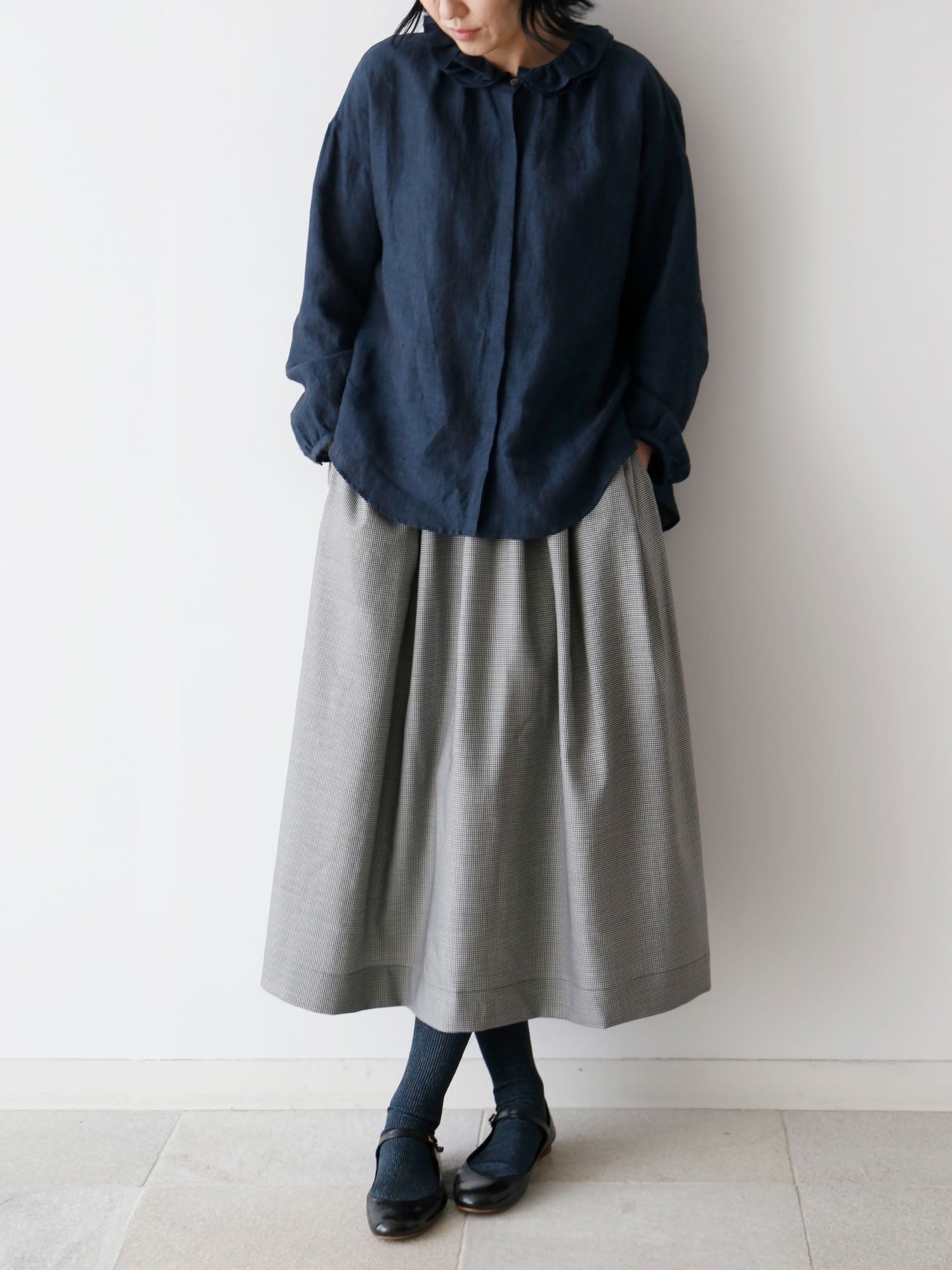 ブラウス：レイチェル、スカート：エレノア