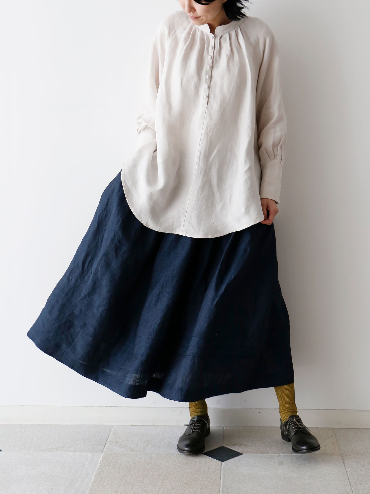ブラウス：アデル、スカート：ローレン