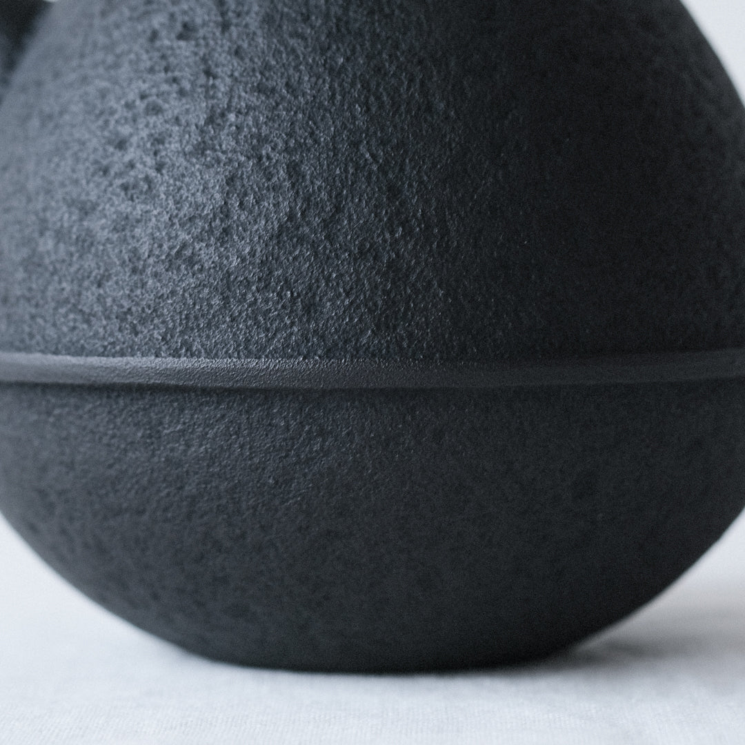 空間鋳造／南部鉄瓶 Egg