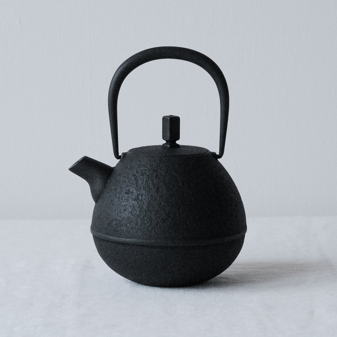 空間鋳造／南部鉄瓶 Egg