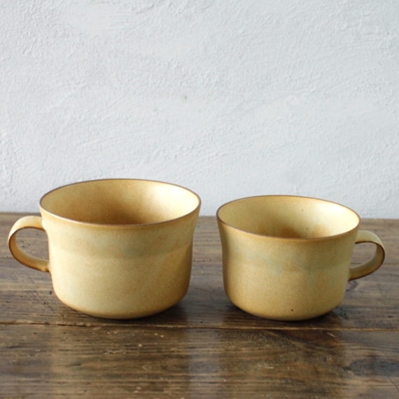 左：ティーカップ、右：コーヒーカップ